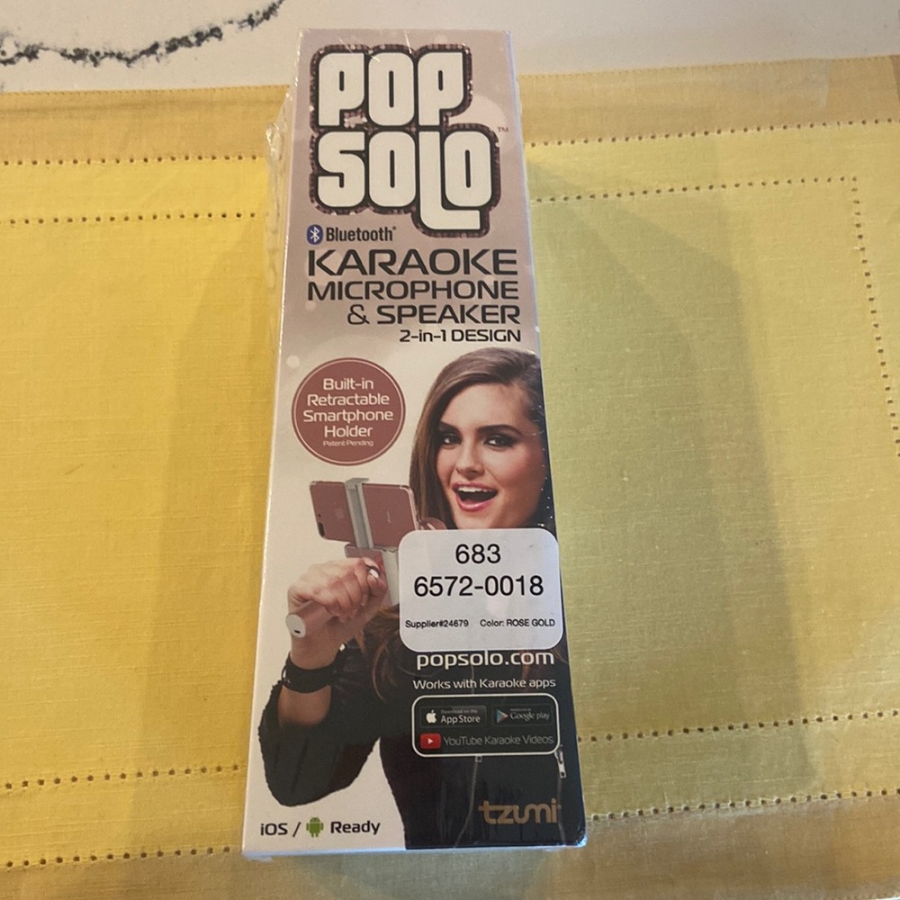 Pop Solo Karaoke microphone & speaker 2-in-1 design